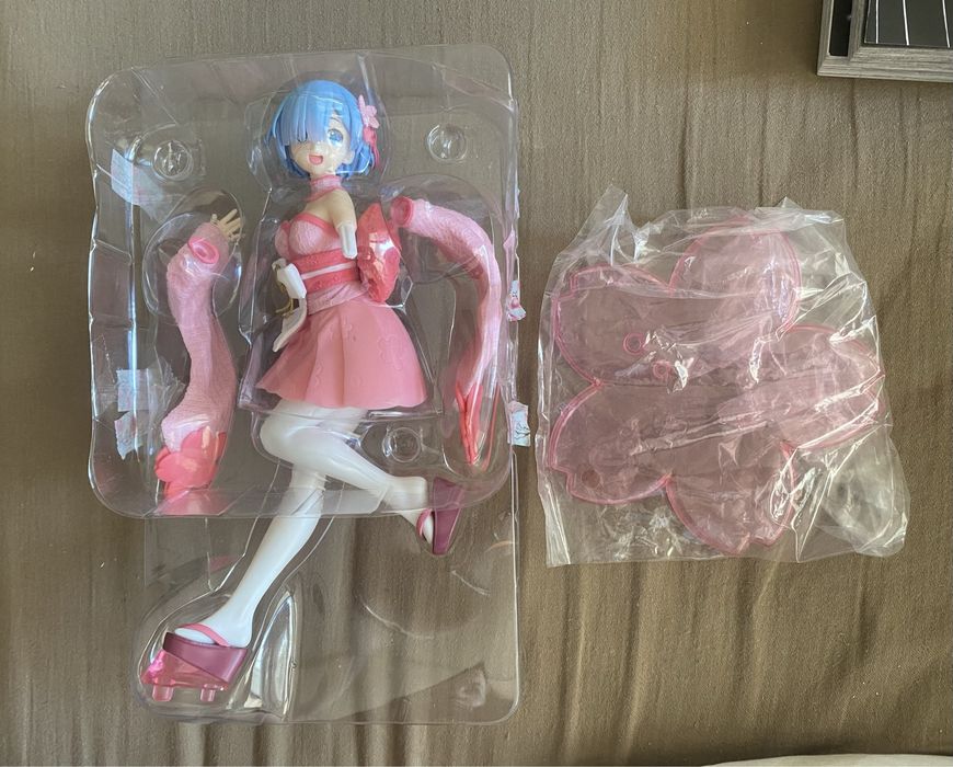 Продавам колекционерска фигурка RE: Zero Rem
