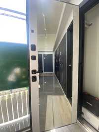 Двери с зерколом входная металлическая для квартиры