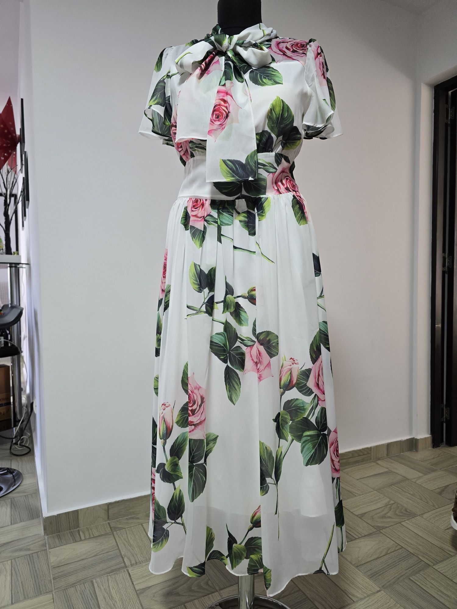 Rochie superba, model cu trandafiri, funda in zona bustului