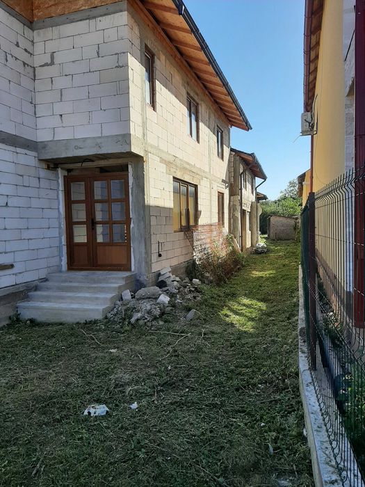 Casa la rosu cu etaj