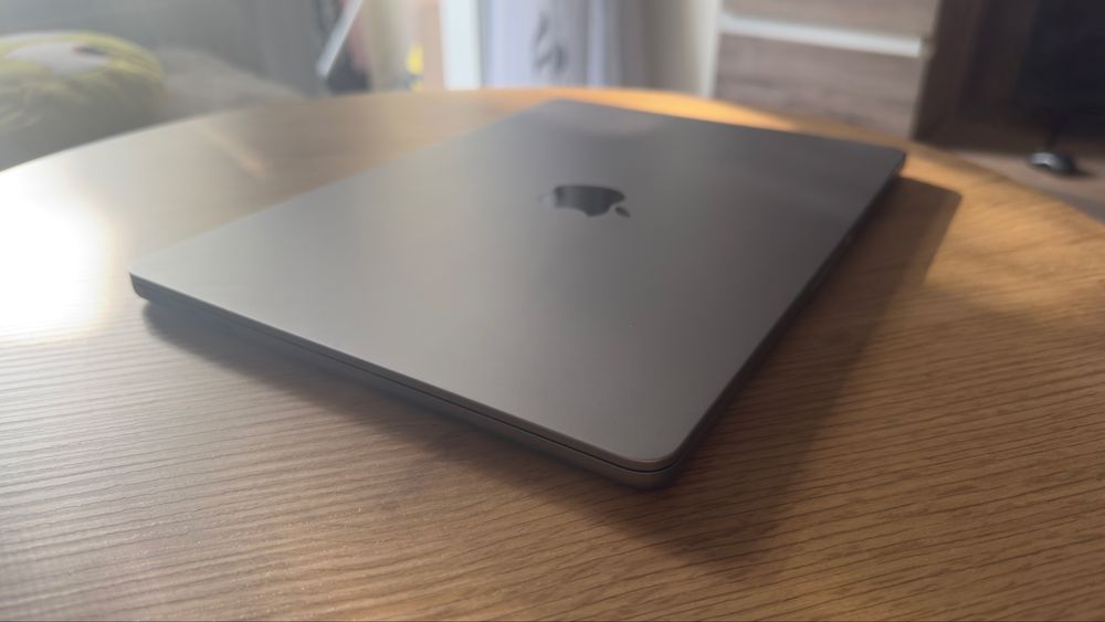 Macbook air M2 2022 8g ram 512 gb 29 cicluri incarcare