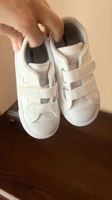 Детски бели кожени кецове с велкро лепенки  Converse All strars
