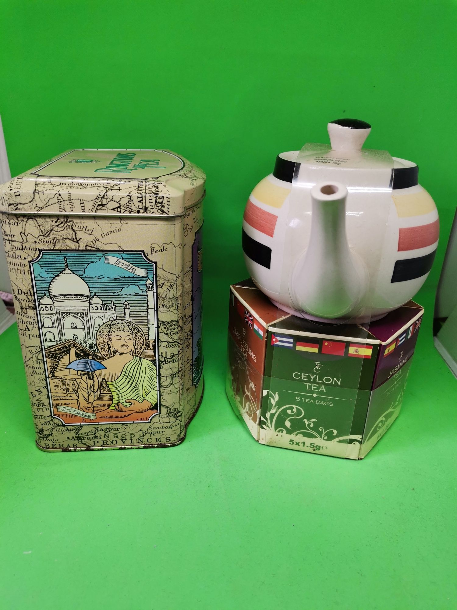 Cutii metal de ceai vintage, set ceainic cu pachete de ceai.