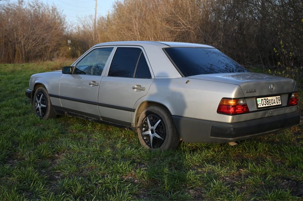 Mercedes-Benz E 230