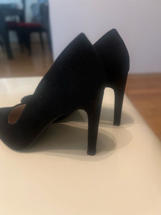 Велурени обувки на висок ток