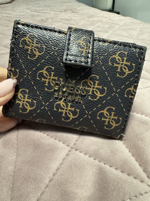 Дамски портмонета Guess