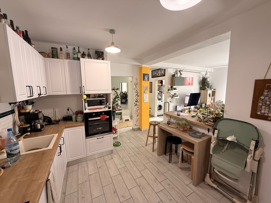 Vand apartament 2 camere cu curte si loc de parcare
