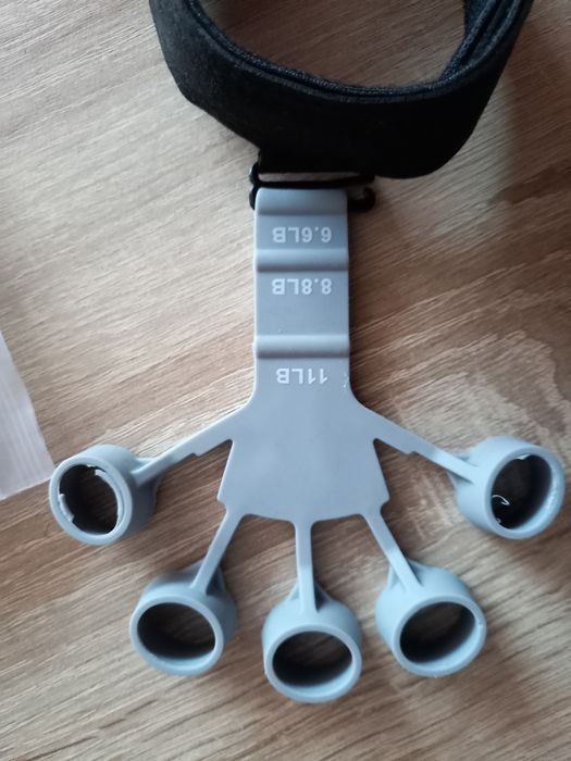 Dispozitiv NOU. 2 elemente,exerciti, întărire degete.Pret.35 lei.