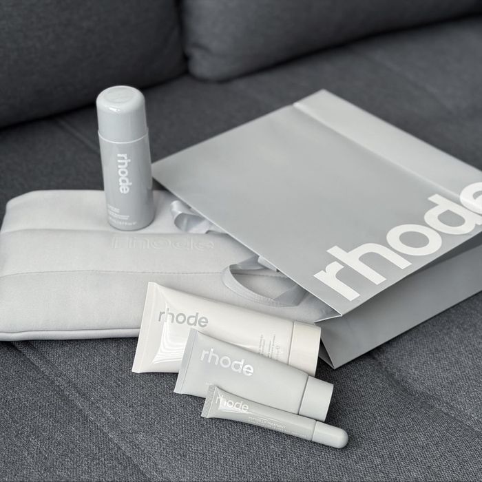 Rhode skincare продукти- glazing milk, barrier restore cream, pineappl