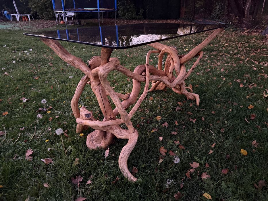 Маса с крака от корени на дъб