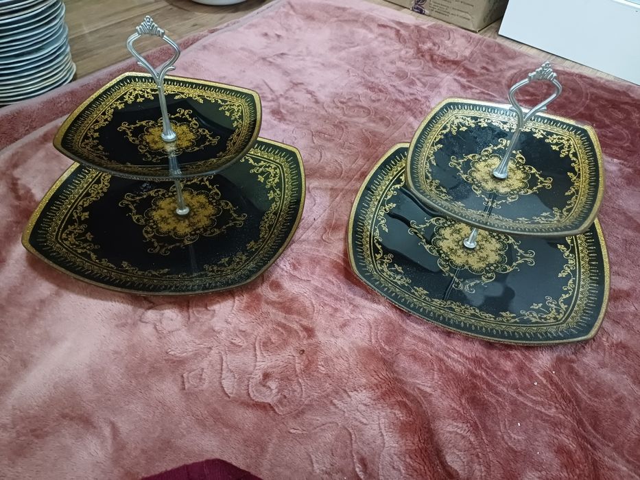 Этажерки ,хлебница ,кастрюли.