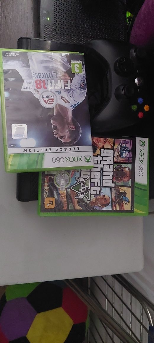 Xbox 360 500GB o maneta și doua jocuri