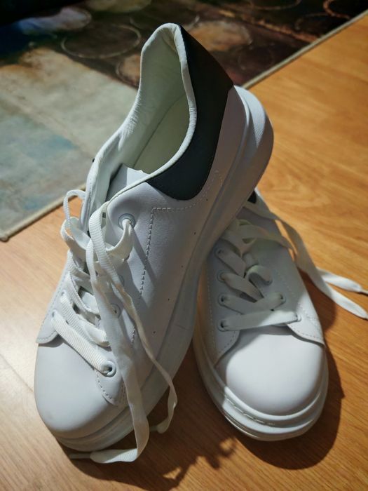 Adidași albi model McQueen