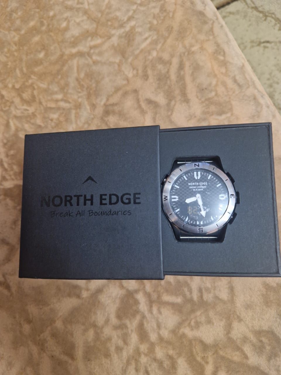 Продам часы новые North Edge