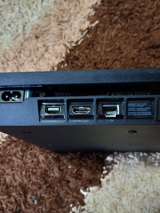 Vând PS4 însoțit de încă un controler și 4 jocuri