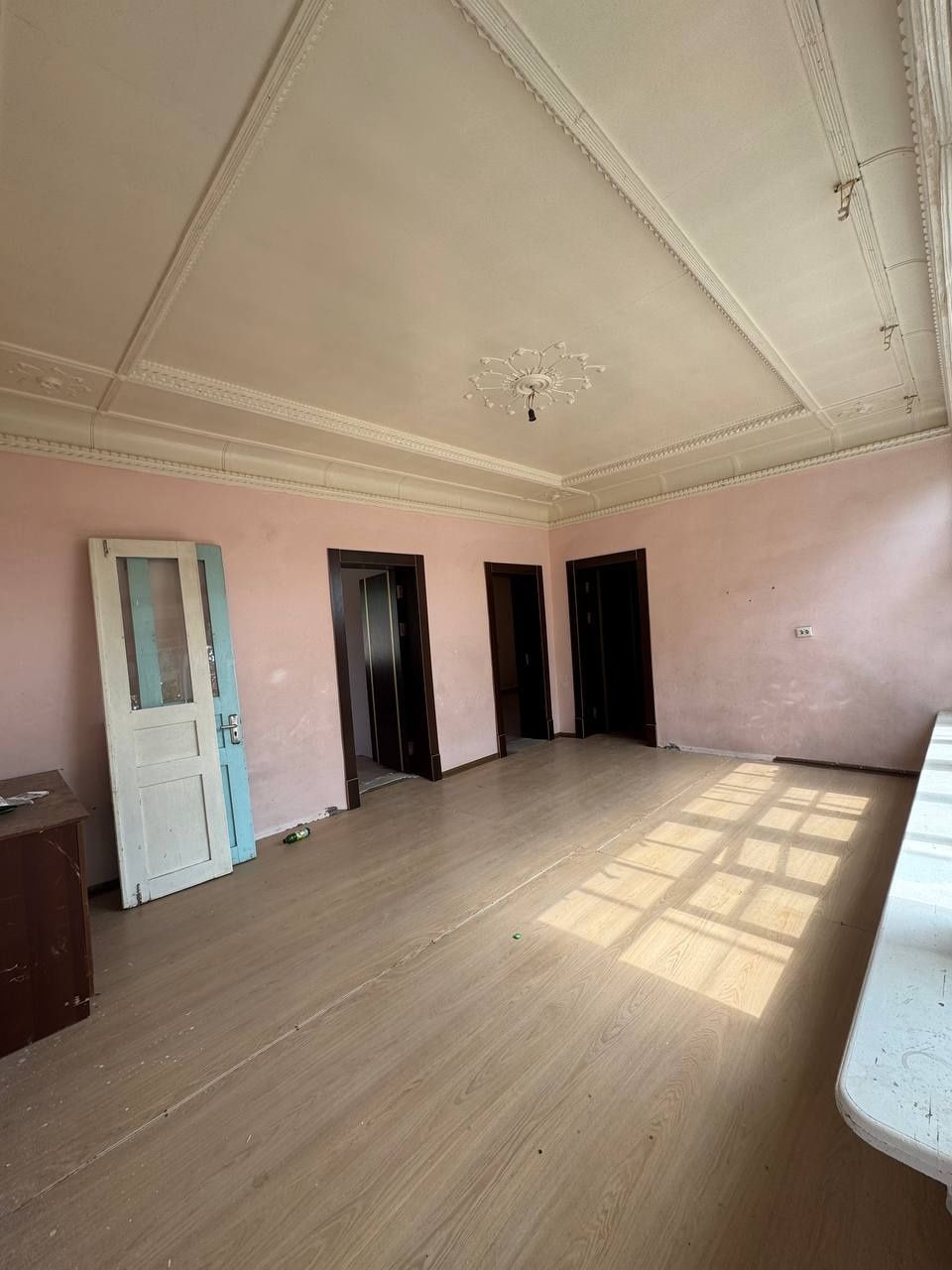 Uch tepa tumani Sakokiy mahalla 5.05 sotu fasad 17.5 m 
150.000$