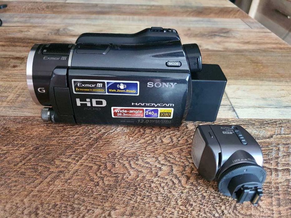 Продаеться  видеокамера sony hdr-XR550