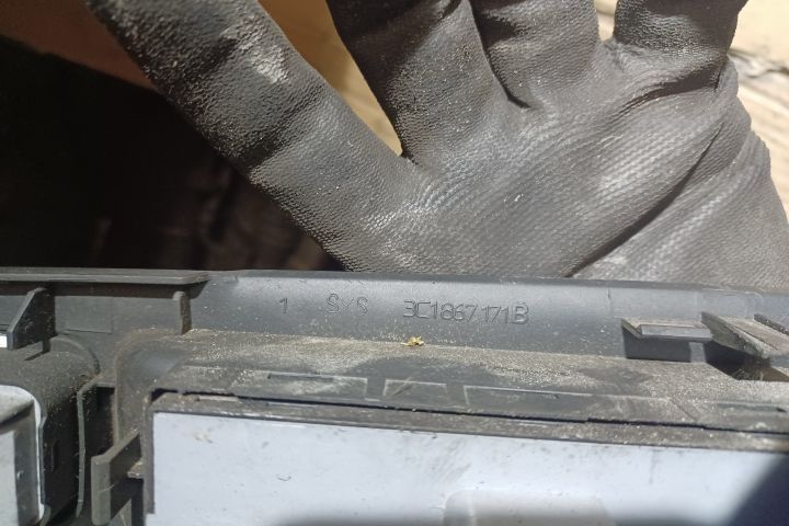 Butoane geam sofer 3C186717B Volkswagen VW Passat B6  [din 2005 pana  2010] wagon 5-usi 2.0 TDI MT