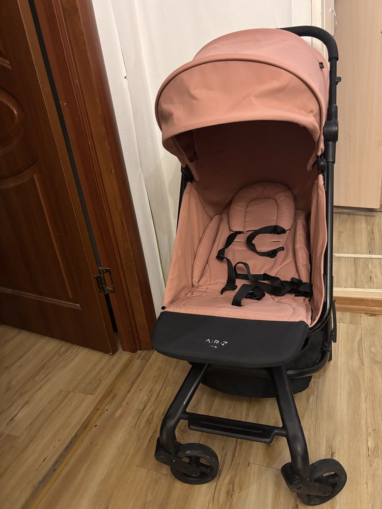 Продам прогулочную коляску Anex air-z