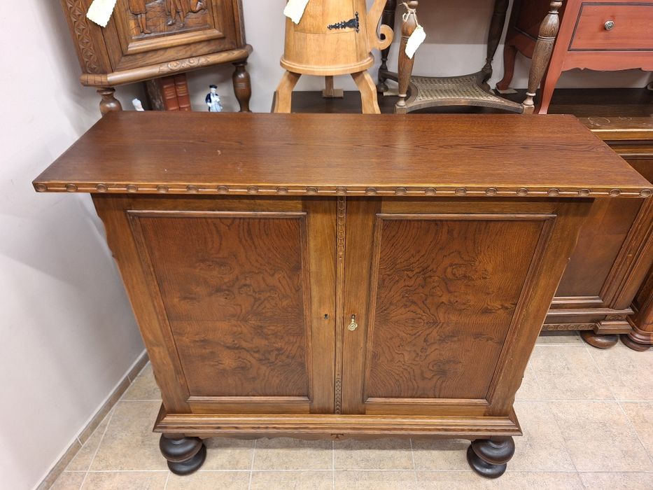 Гардероб, шкаф с богата дърворезба