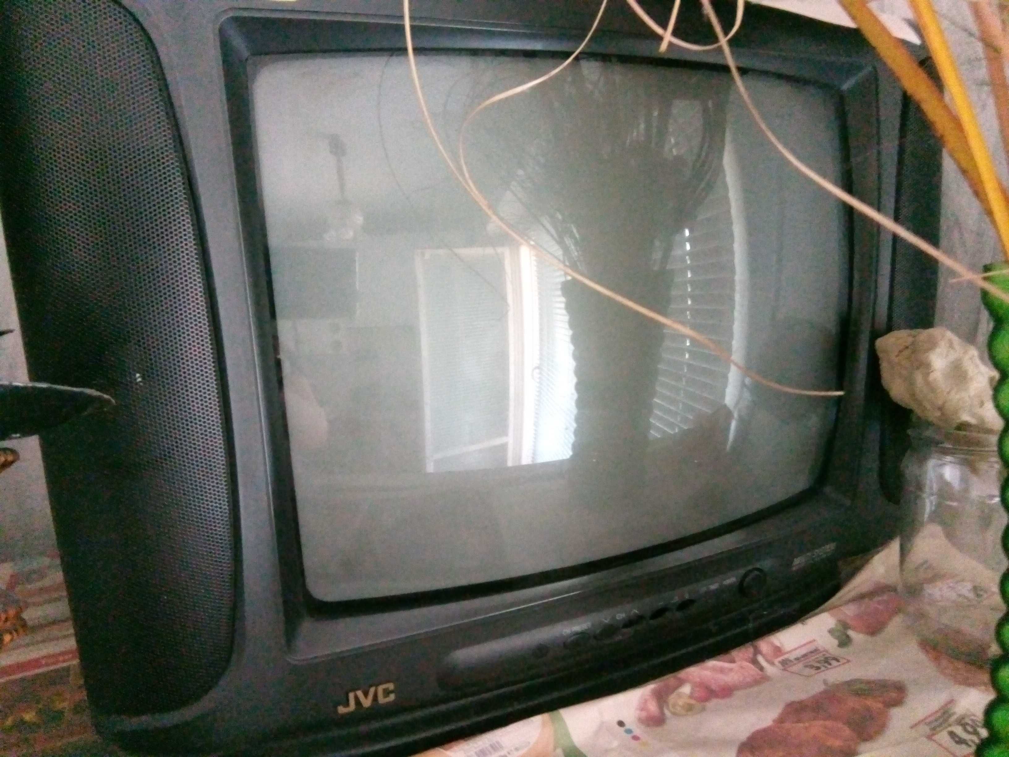 Два работещи телевизора