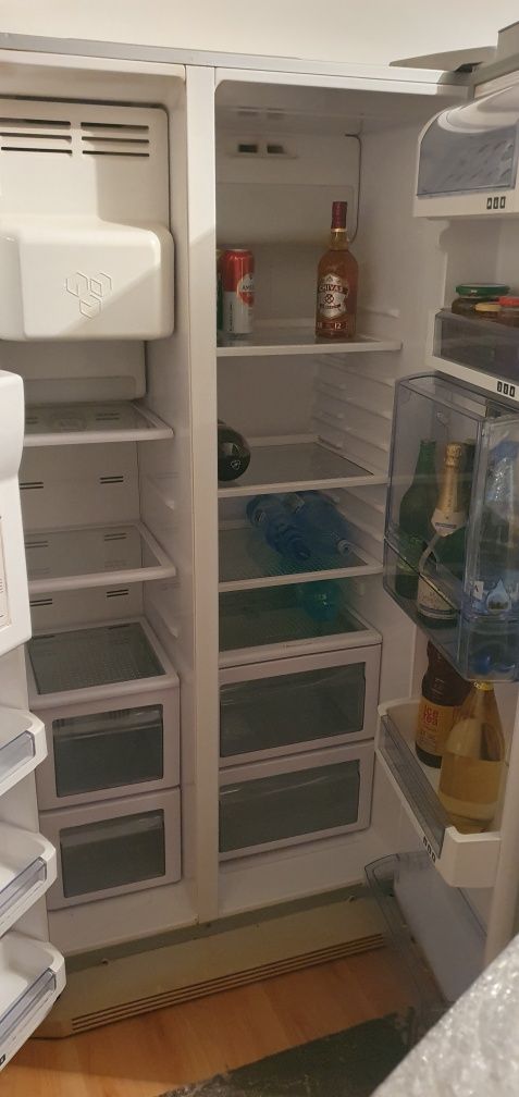 Combină frigorifică side by side cu dozator apa rece/ cuburi  gheata