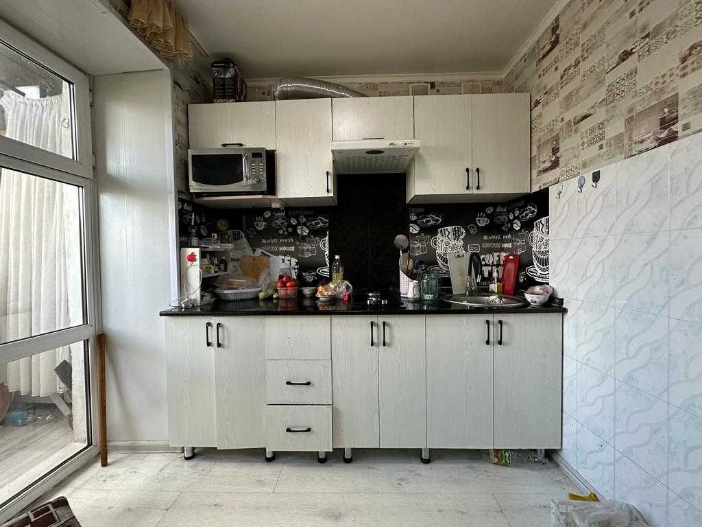 Продам 3 комн в свечке на 6 микрорайоне.