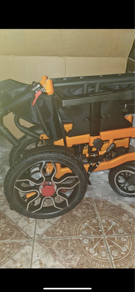Scaun cu rotile electric pentru persoane cu dizabilitati