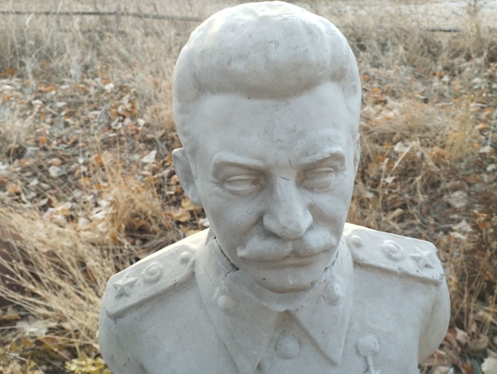 Гипсов бюст на Сталин