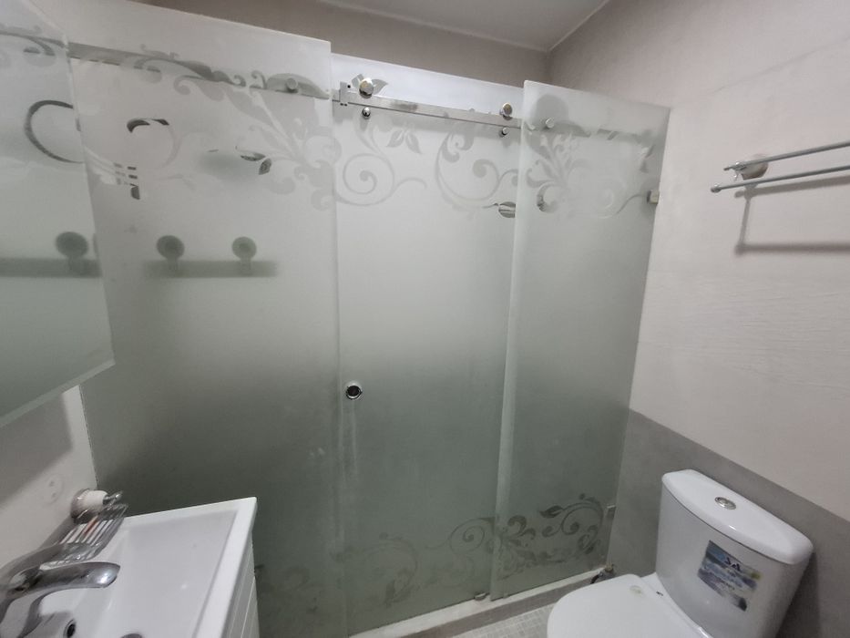 Унитаз  Rosa комплект азгина ишлаган холати янгидай. Раквина тумбочка