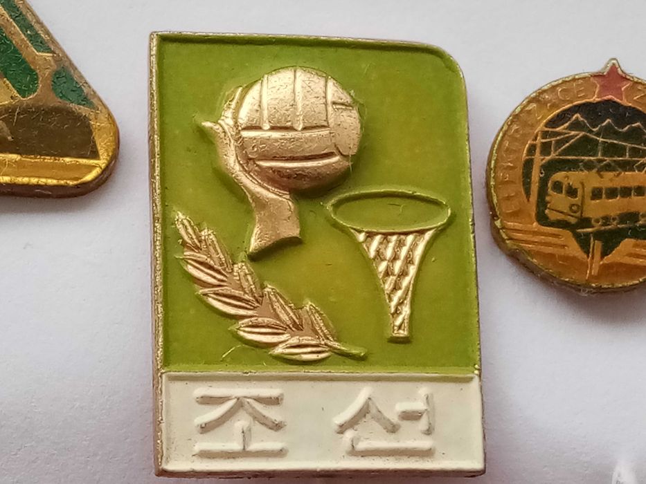 Стари социалистически значки.