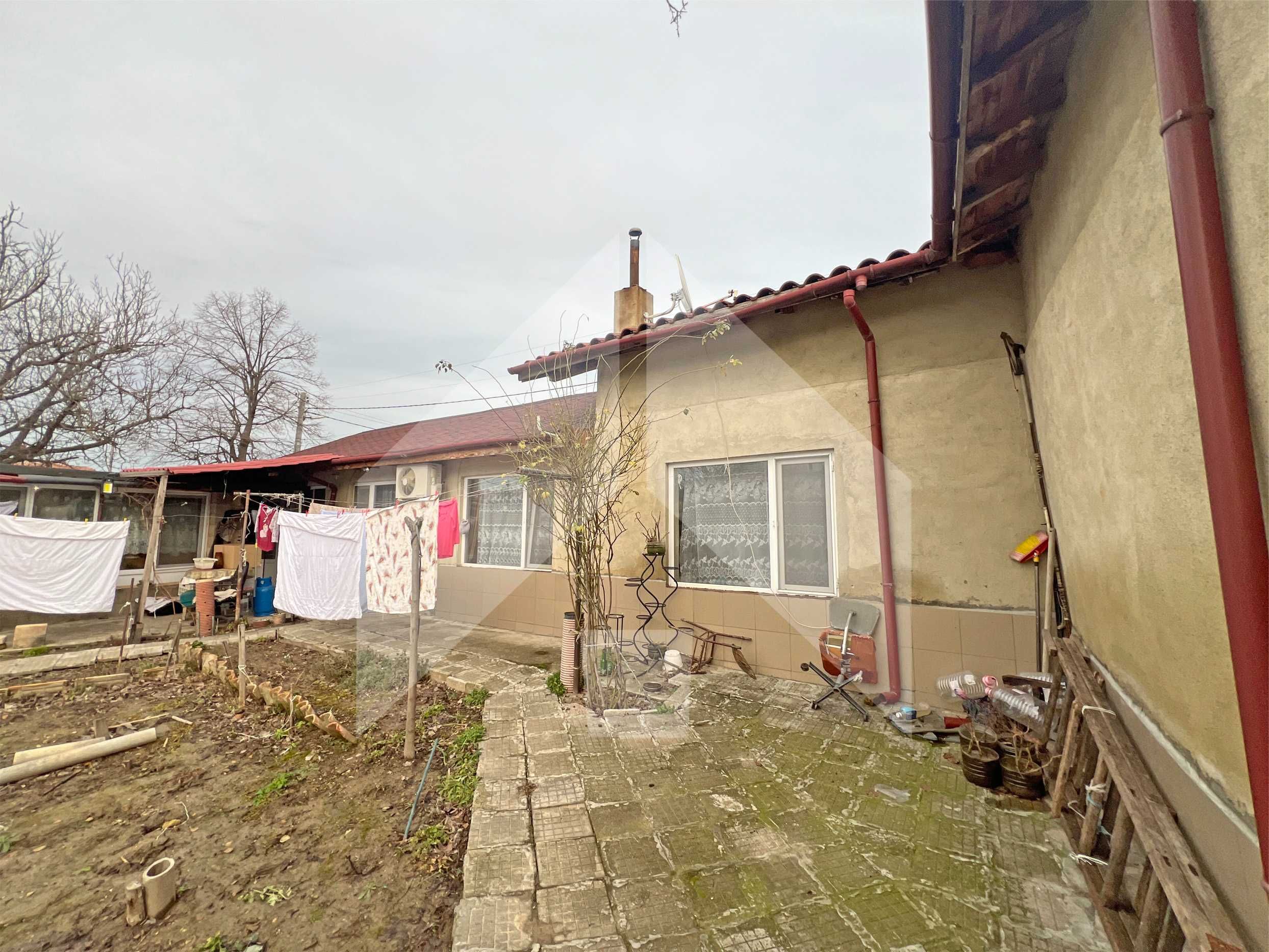 Продава едноетажна, самостоятелна къща в Нови пазар. Площ 147 кв. м.!