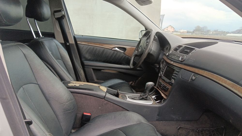 Dezmembrez. Sau vând Mercedes W211.