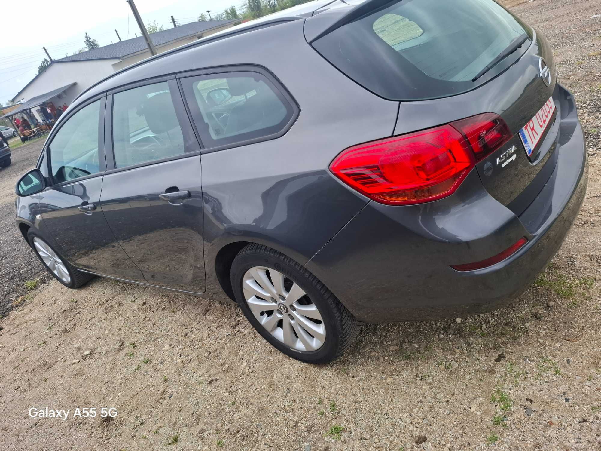 Opel Astra Break,an 2011, 1,7 D ,tapiterie semipiele cutie manuala.