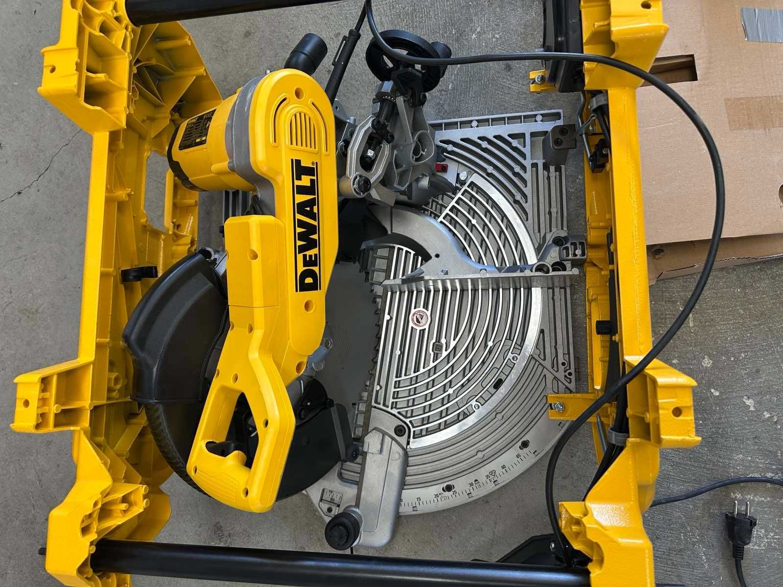Циркуляр с маса DeWALT D27107