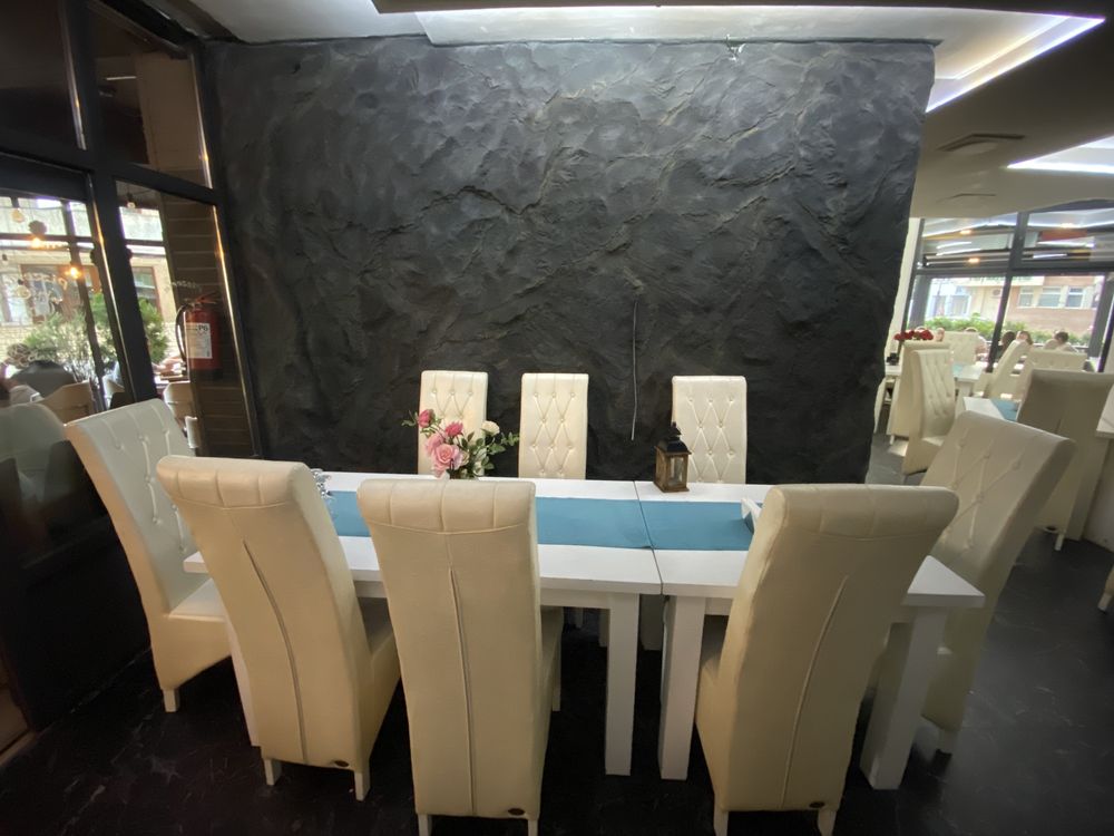 Vand 12 scaune scaun alb satinat si 5 mese living bucatarie