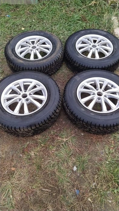 Продам зимнию резину в отличном состоянии в месте с дисками