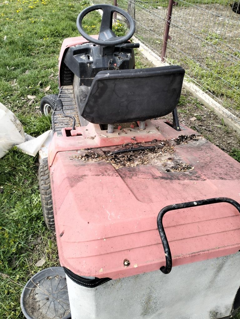 Tractoraș.tractor  tuns iarba. Honda.