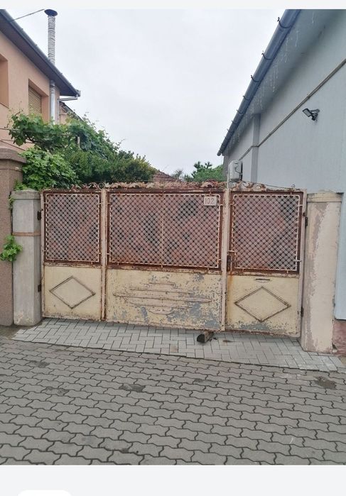 Vând poartă intrare