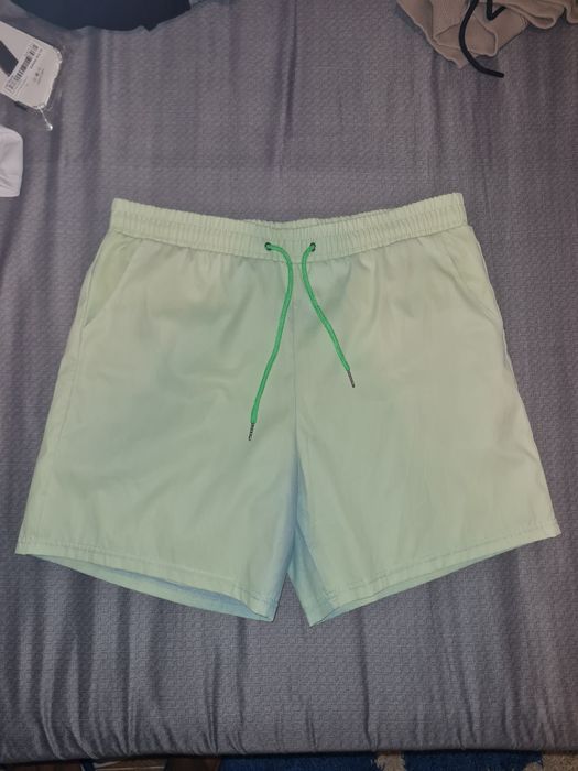 Șorți (pantaloni scurți)pentru mare care își schimbă culoarea