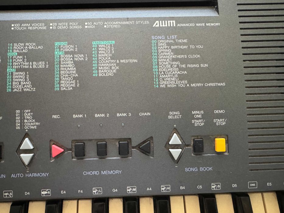 Синтезатор,пиано YAMAHA PSR-300