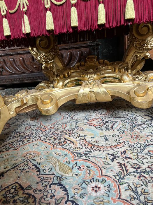 Красив масивен трон / стол