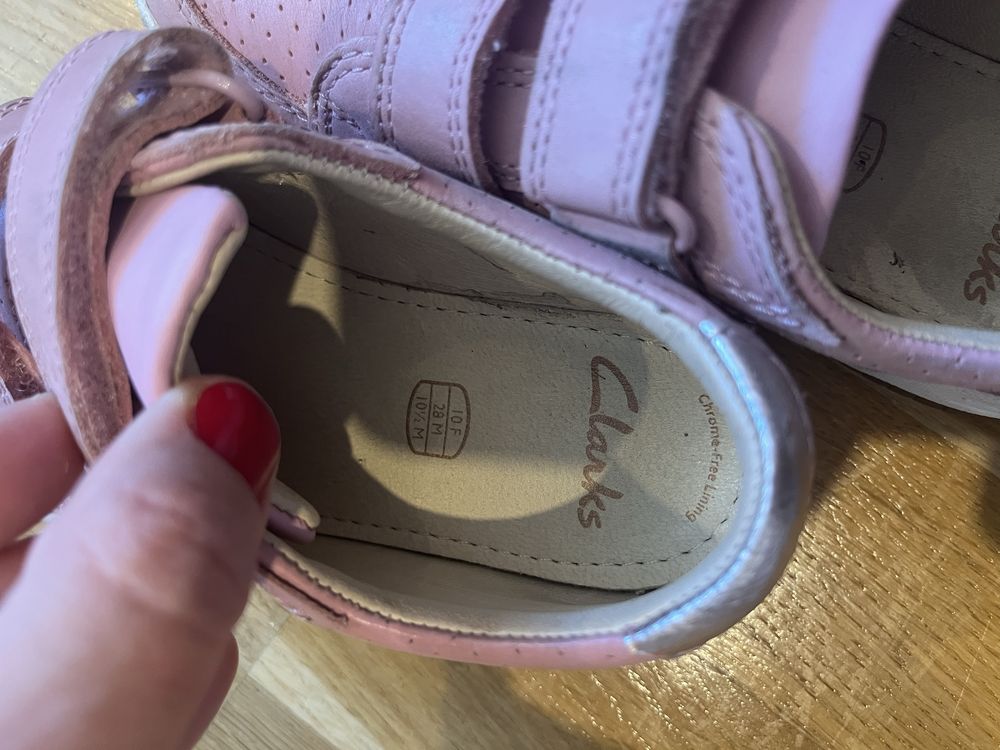 Pantofi Clarcks roz din piele, nr 28