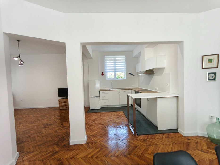 Апартамент по днаем с Гараж  , Център Варна , Шишкова градина.