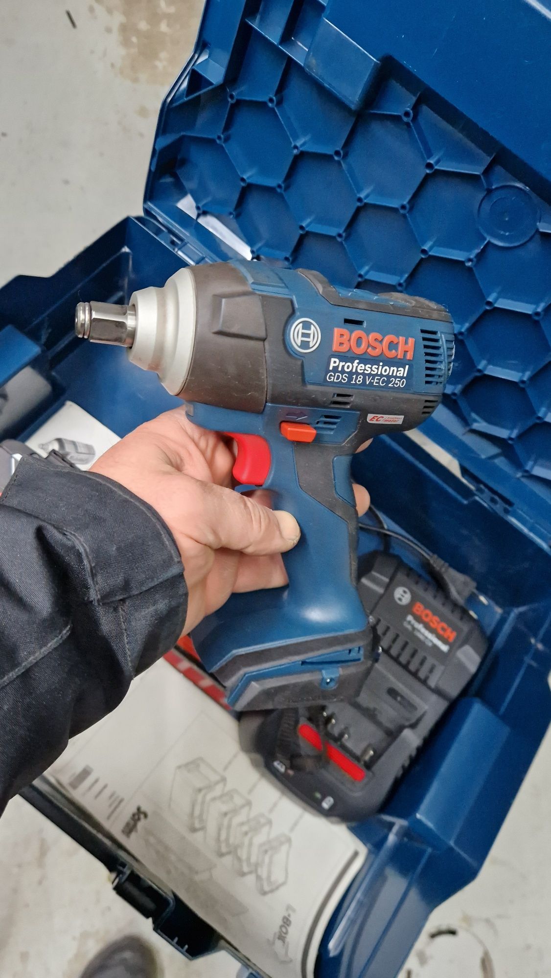 Безчетков гаиковерт Bosch gds 18v ec 250 2x 6ah