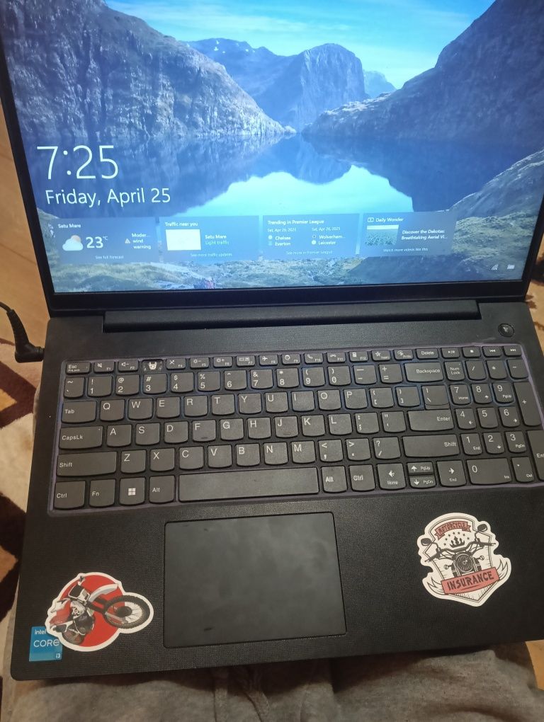Vând Laptop LENOVO+o gentă pt el