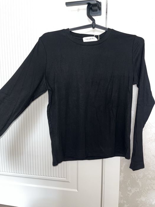 Черный лонгслив,базовый удобный к телу.