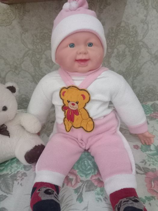 Продаются кукла и мягкая игрушка.
