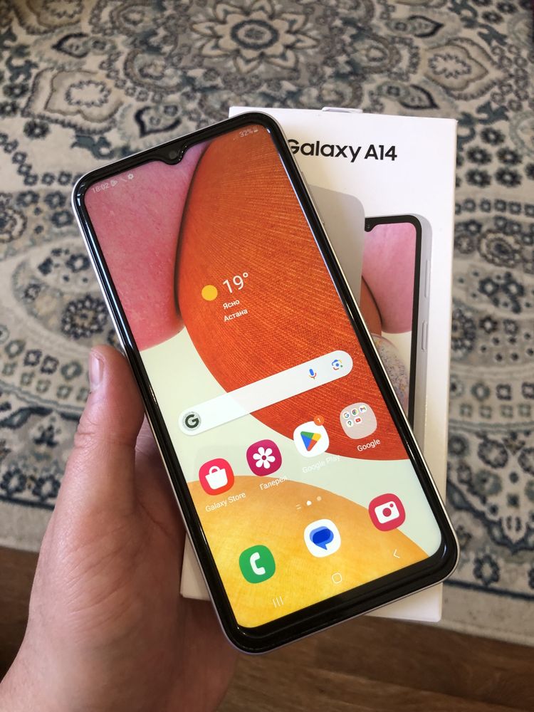 Продам Samsung Galaxy A14 4/64G 2024год почти новый все работает идеал