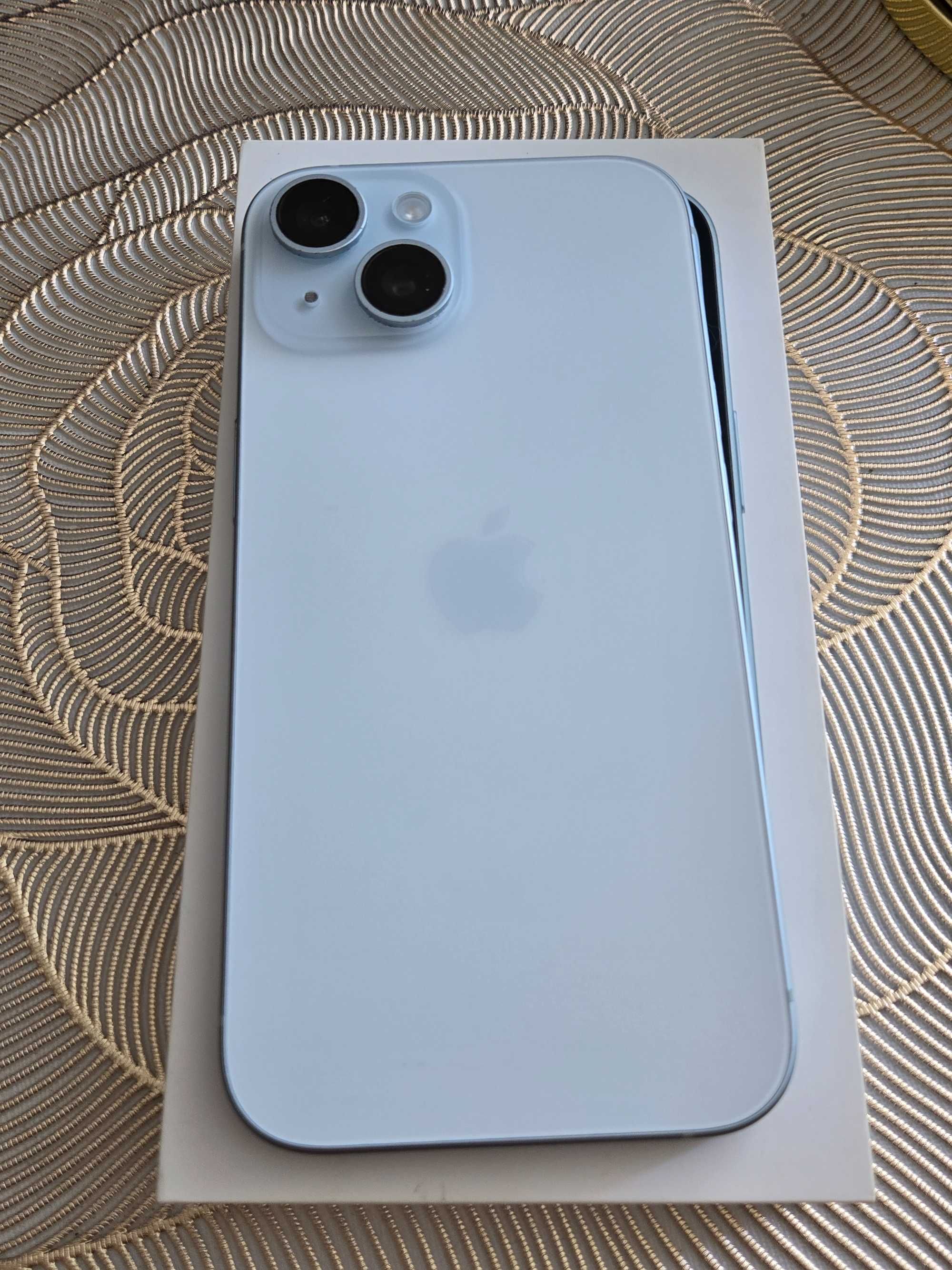 IPhone 15 без следи от употреба